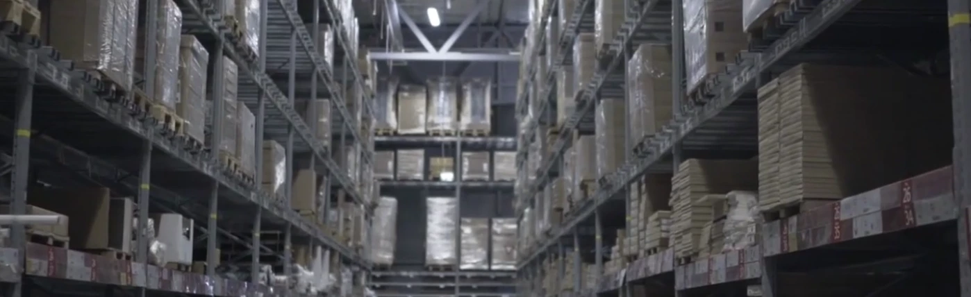 Entrepôt de stockage Telnaline® — stock de poteaux de guidage, enrouleurs muraux et matériel de balisage professionnel disponible en Belgique